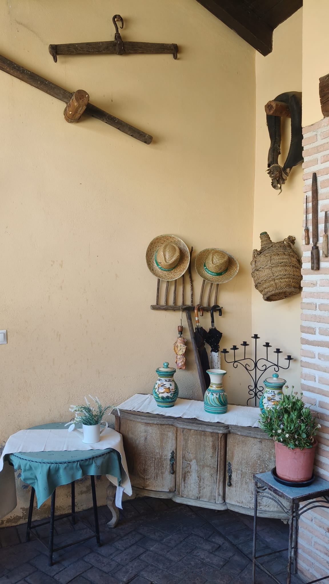 Patio empedrado del alojamiento rural