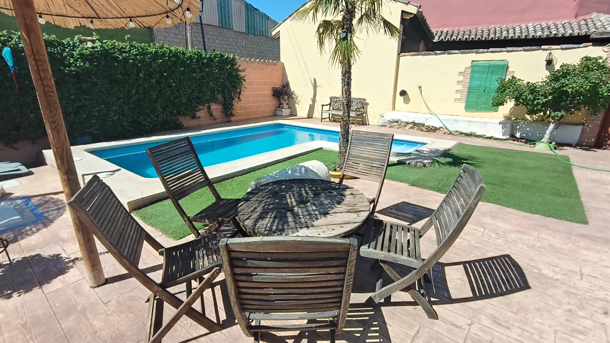 Vista general de la piscina exterior