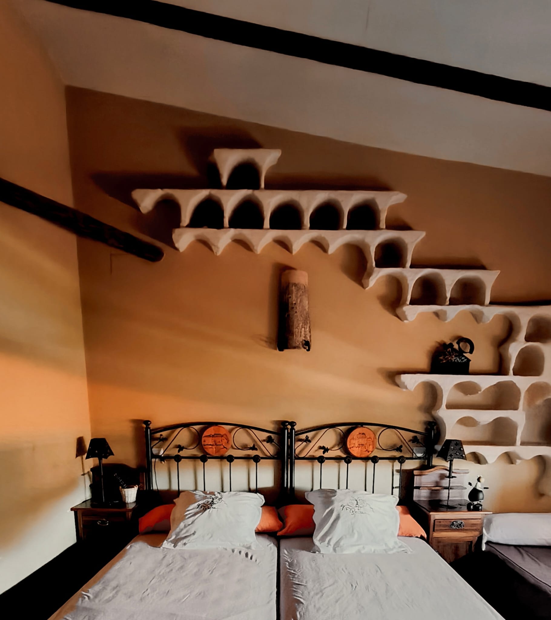 Dormitorio con cama de matrimonio