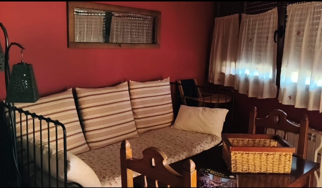 Dormitorio con decoración rústica