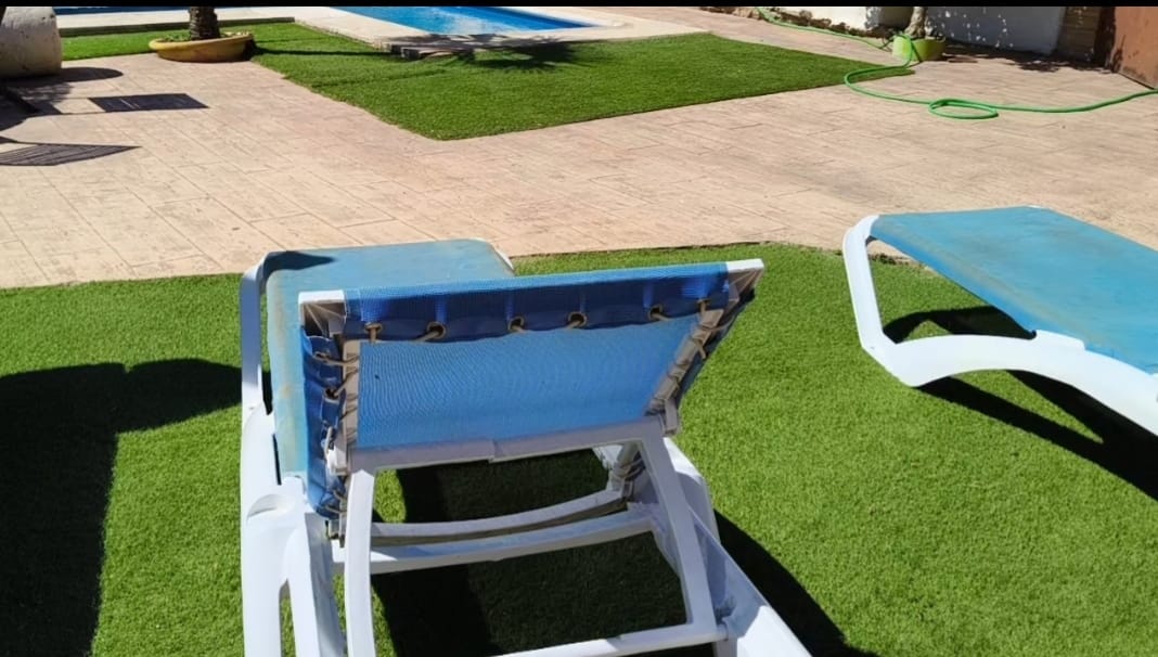 Piscina exterior con zona de solárium
